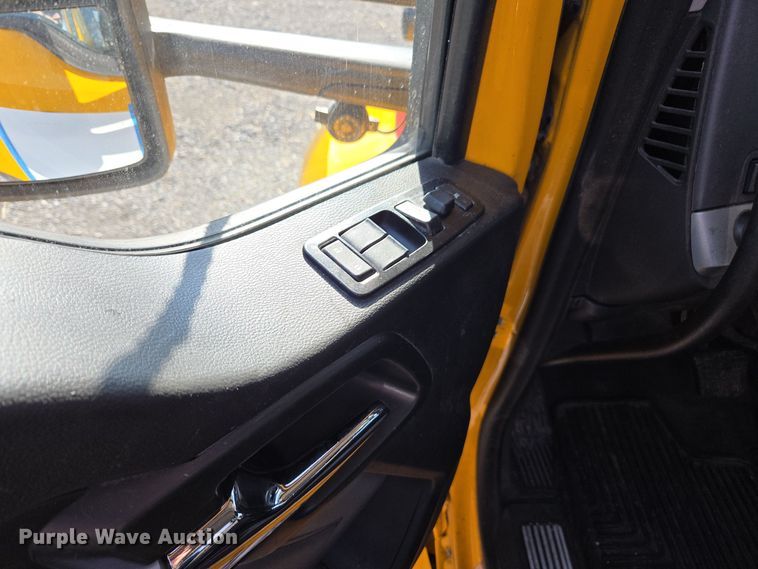 image for item EI4132 2022 Kenworth T680 semi truck