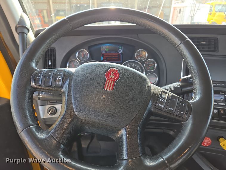 image for item EI4132 2022 Kenworth T680 semi truck