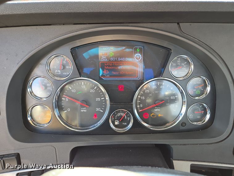 image for item EI4132 2022 Kenworth T680 semi truck