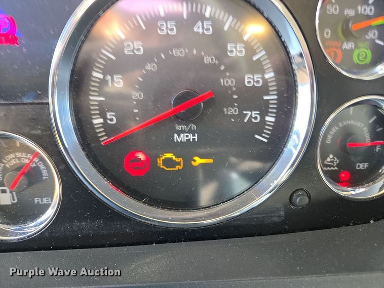 image for item EI4132 2022 Kenworth T680 semi truck