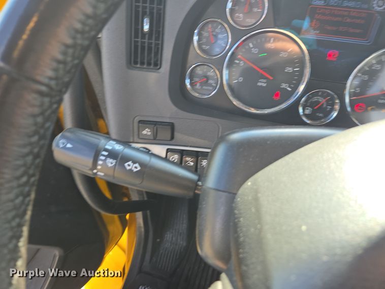 image for item EI4132 2022 Kenworth T680 semi truck