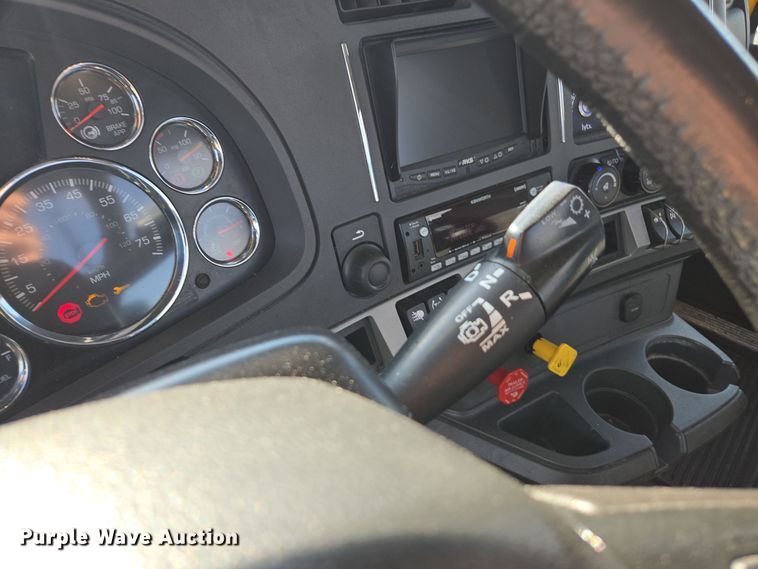 image for item EI4132 2022 Kenworth T680 semi truck