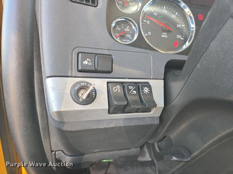 image for item EI4132 2022 Kenworth T680 semi truck