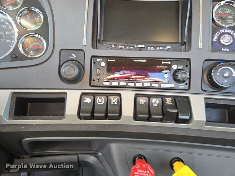 image for item EI4132 2022 Kenworth T680 semi truck