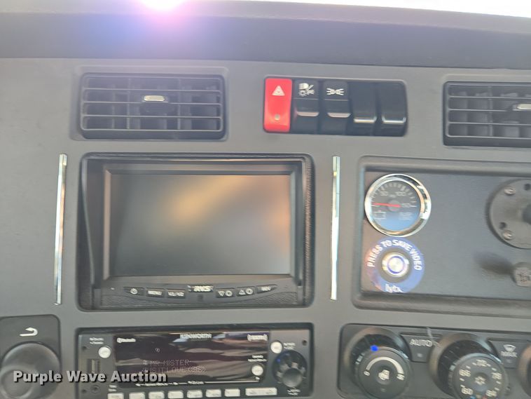 image for item EI4132 2022 Kenworth T680 semi truck