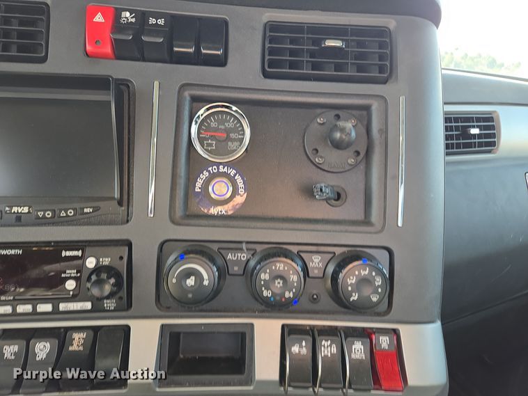 image for item EI4132 2022 Kenworth T680 semi truck