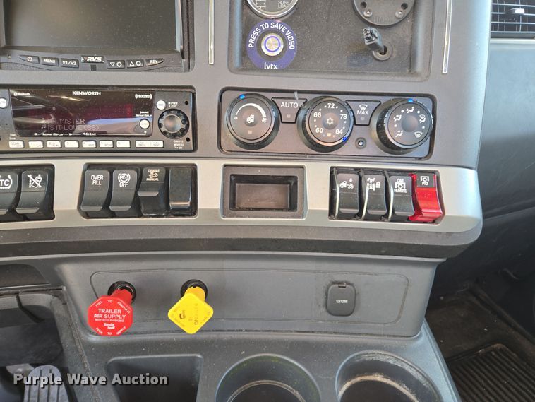 image for item EI4132 2022 Kenworth T680 semi truck