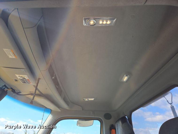 image for item EI4132 2022 Kenworth T680 semi truck