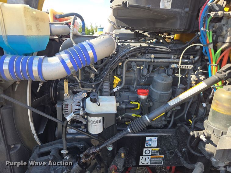 image for item EI4132 2022 Kenworth T680 semi truck