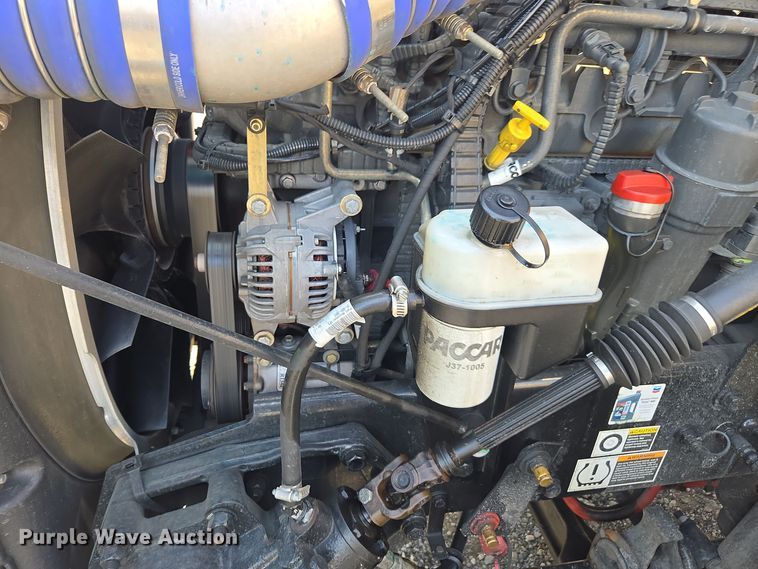 image for item EI4132 2022 Kenworth T680 semi truck