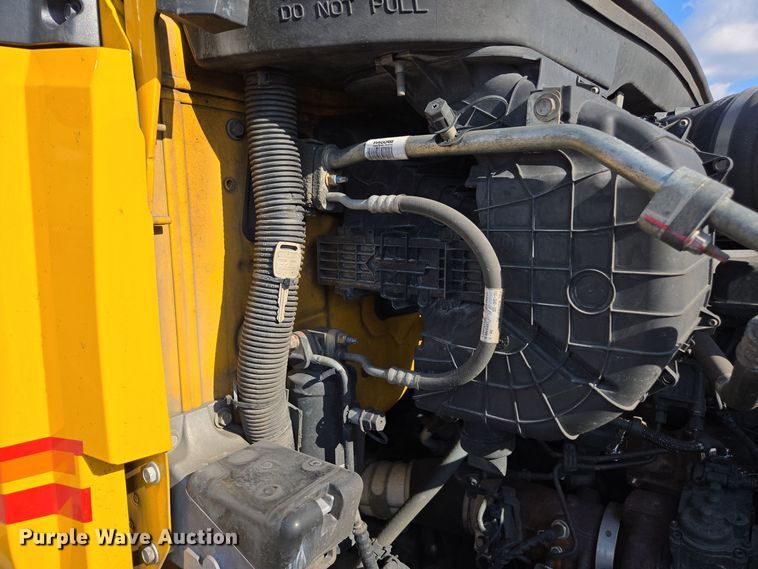 image for item EI4132 2022 Kenworth T680 semi truck