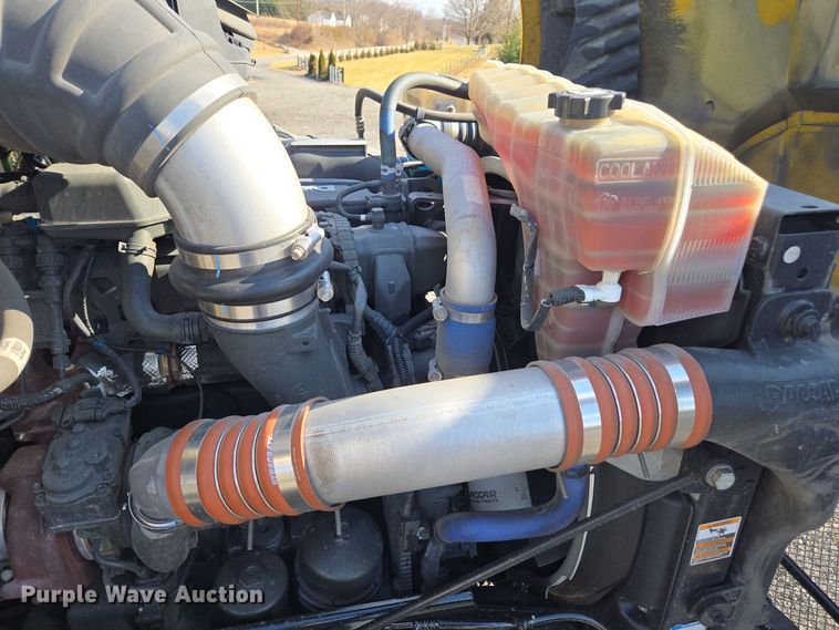 image for item EI4132 2022 Kenworth T680 semi truck