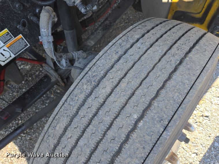 image for item EI4132 2022 Kenworth T680 semi truck