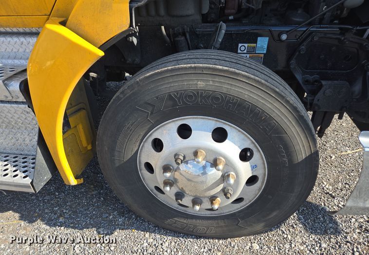 image for item EI4132 2022 Kenworth T680 semi truck