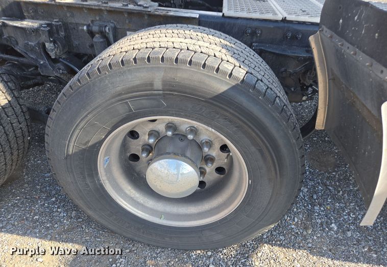 image for item EI4132 2022 Kenworth T680 semi truck