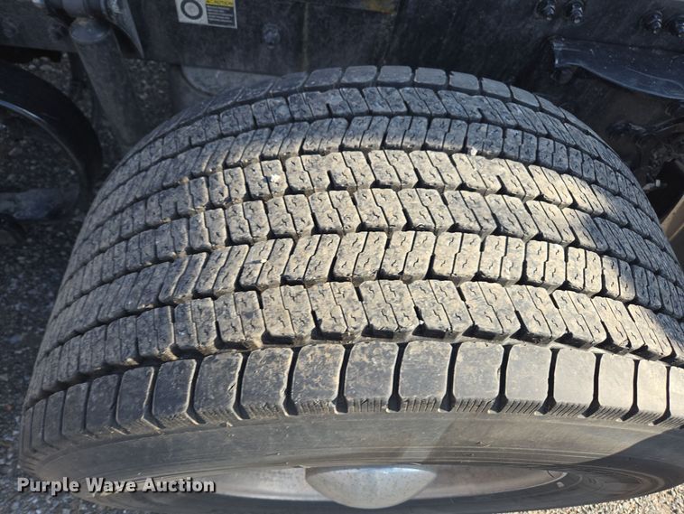 image for item EI4132 2022 Kenworth T680 semi truck