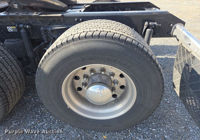 image for item EI4132 2022 Kenworth T680 semi truck