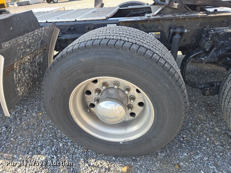 image for item EI4132 2022 Kenworth T680 semi truck