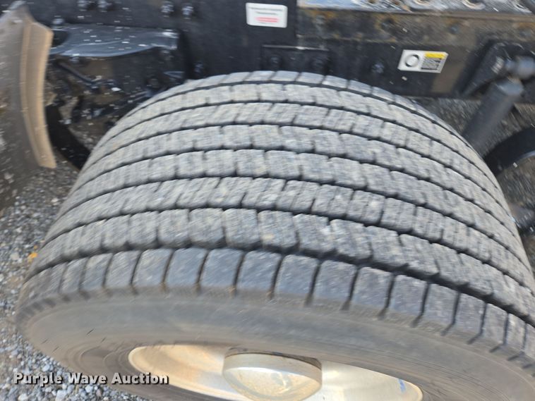 image for item EI4132 2022 Kenworth T680 semi truck