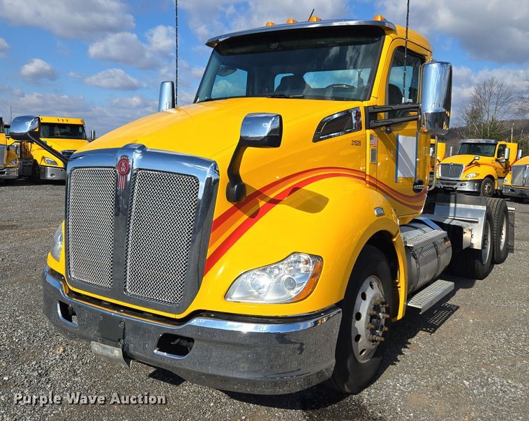 image for item EI4133 2021 Kenworth T680 semi truck
