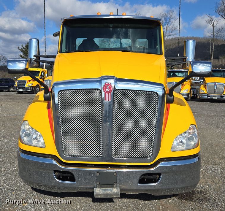 image for item EI4133 2021 Kenworth T680 semi truck