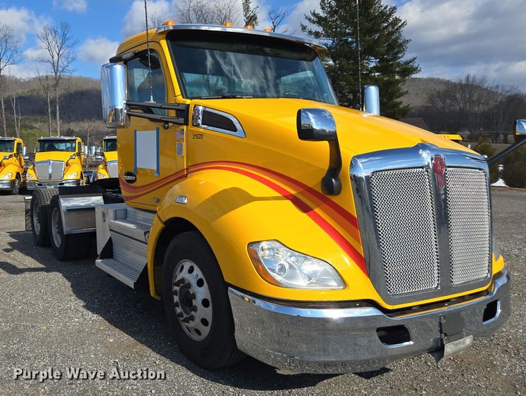 image for item EI4133 2021 Kenworth T680 semi truck