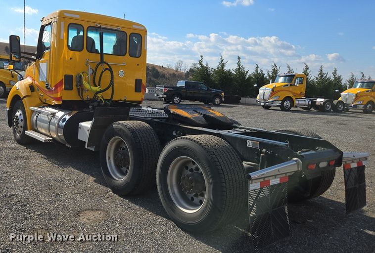 image for item EI4133 2021 Kenworth T680 semi truck