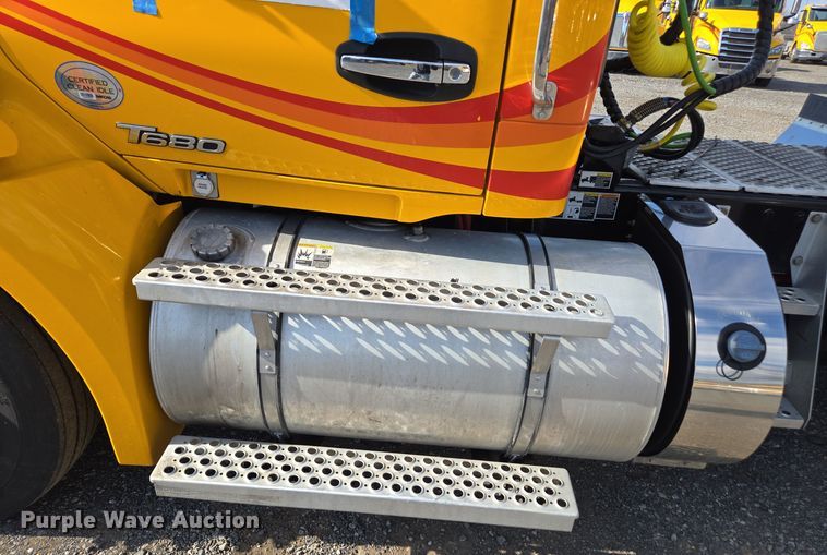 image for item EI4133 2021 Kenworth T680 semi truck