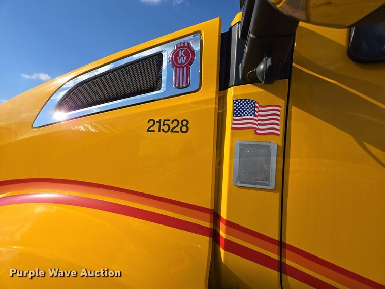 image for item EI4133 2021 Kenworth T680 semi truck