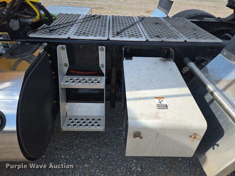 image for item EI4133 2021 Kenworth T680 semi truck