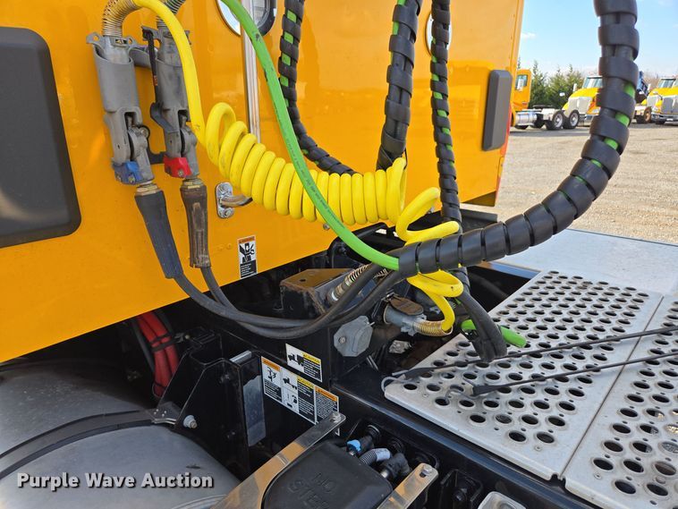 image for item EI4133 2021 Kenworth T680 semi truck