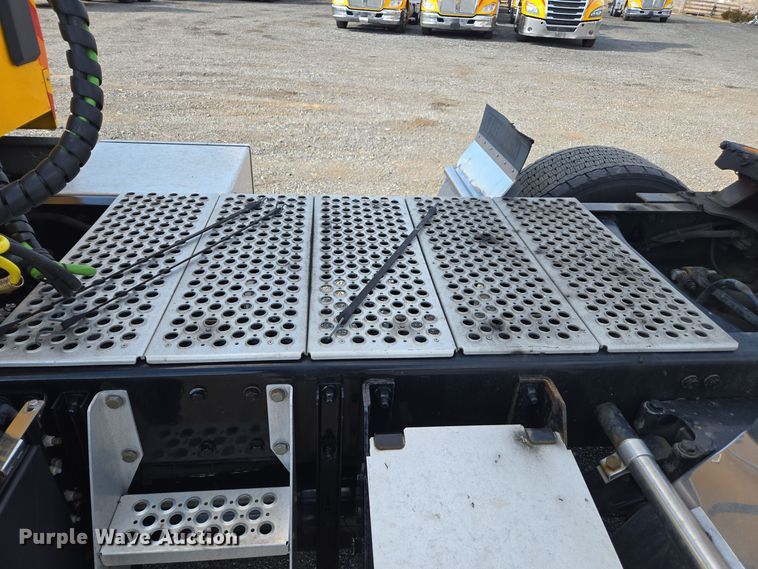 image for item EI4133 2021 Kenworth T680 semi truck