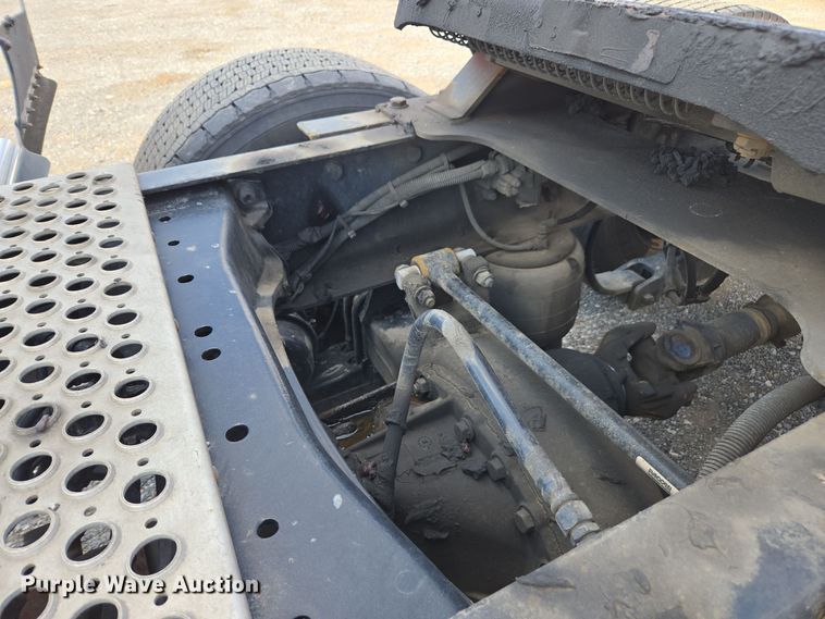 image for item EI4133 2021 Kenworth T680 semi truck