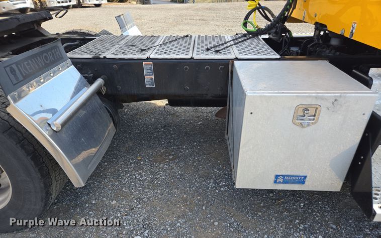 image for item EI4133 2021 Kenworth T680 semi truck