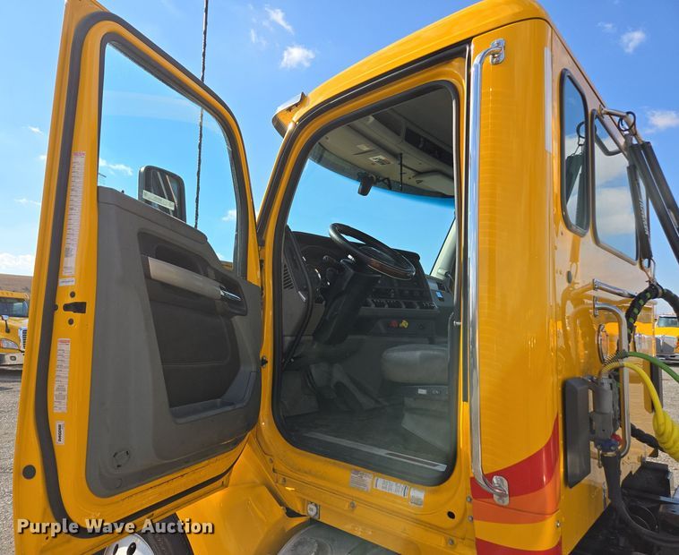 image for item EI4133 2021 Kenworth T680 semi truck