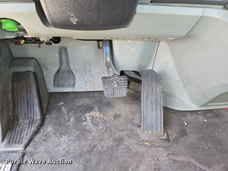 image for item EI4133 2021 Kenworth T680 semi truck