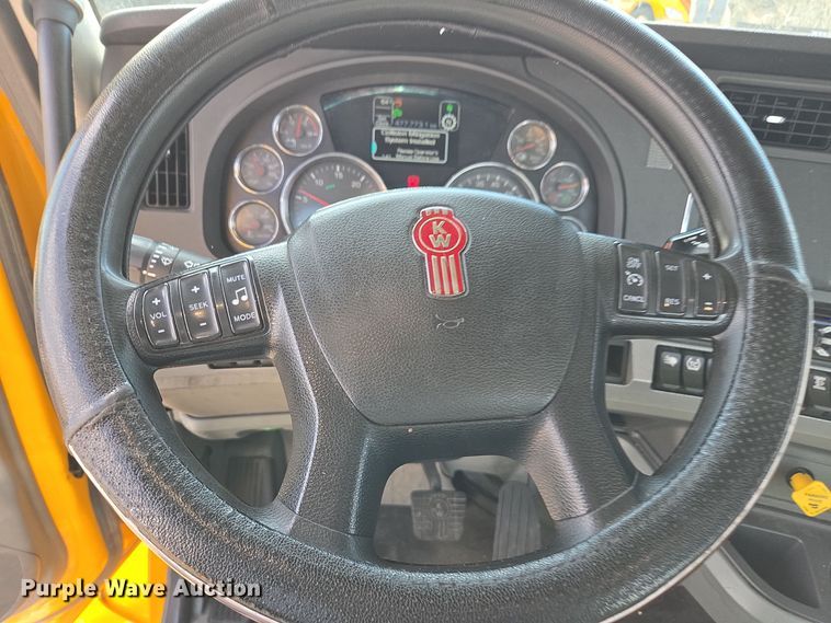 image for item EI4133 2021 Kenworth T680 semi truck