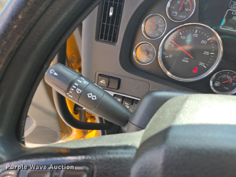 image for item EI4133 2021 Kenworth T680 semi truck