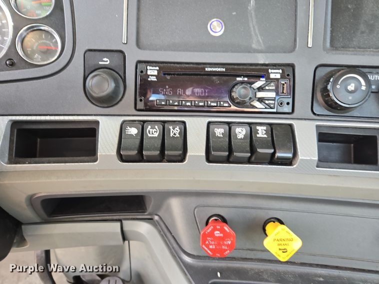 image for item EI4133 2021 Kenworth T680 semi truck