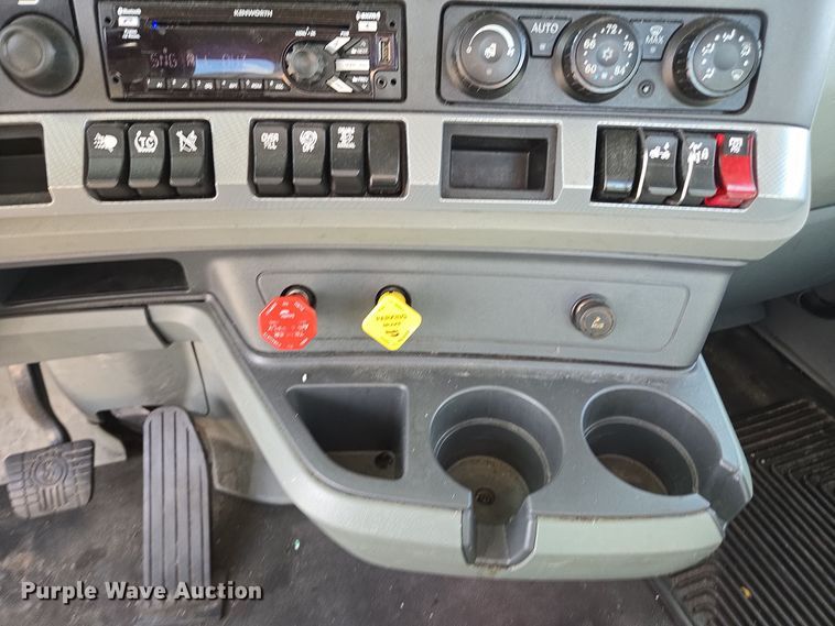 image for item EI4133 2021 Kenworth T680 semi truck