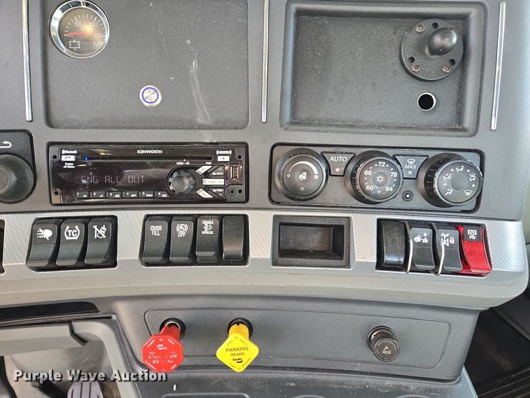 image for item EI4133 2021 Kenworth T680 semi truck