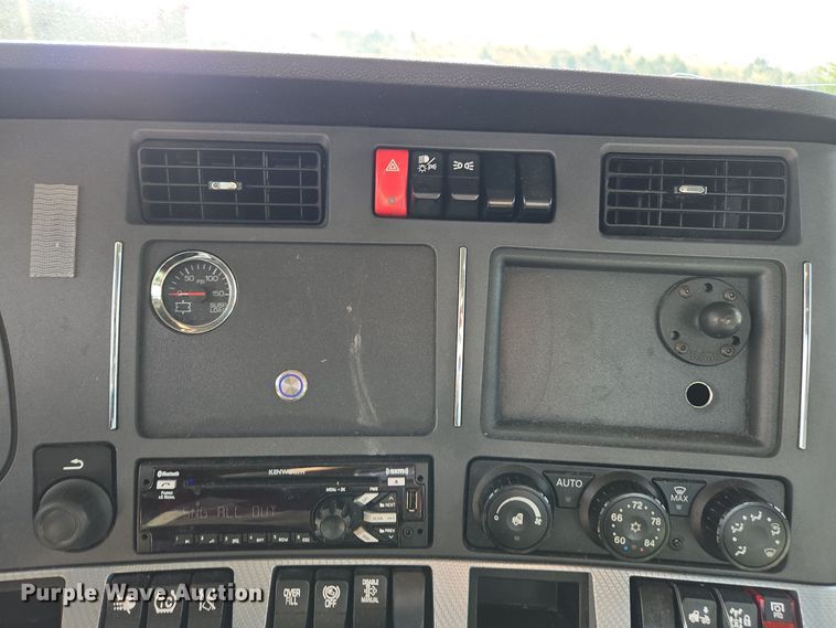 image for item EI4133 2021 Kenworth T680 semi truck