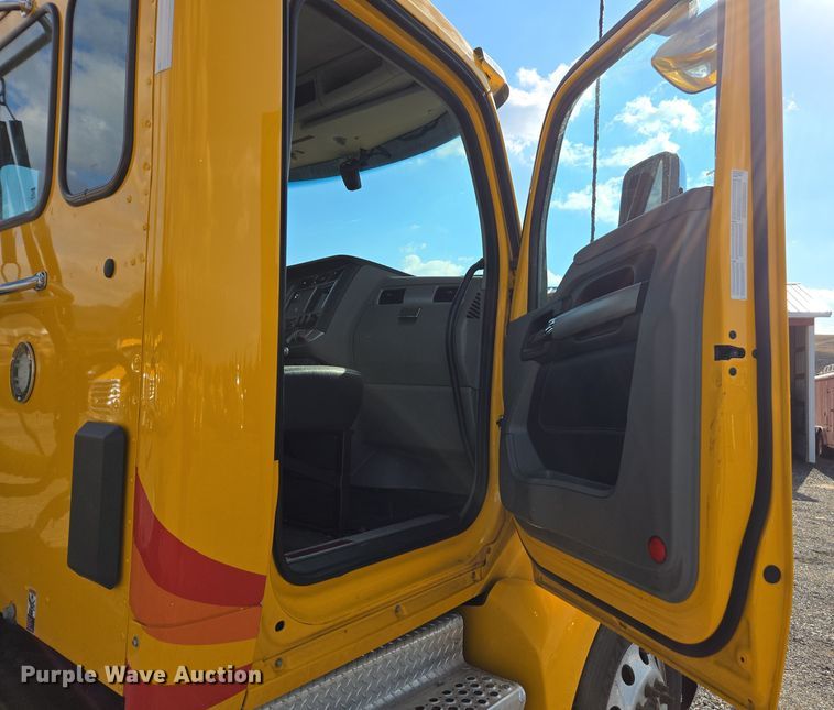 image for item EI4133 2021 Kenworth T680 semi truck