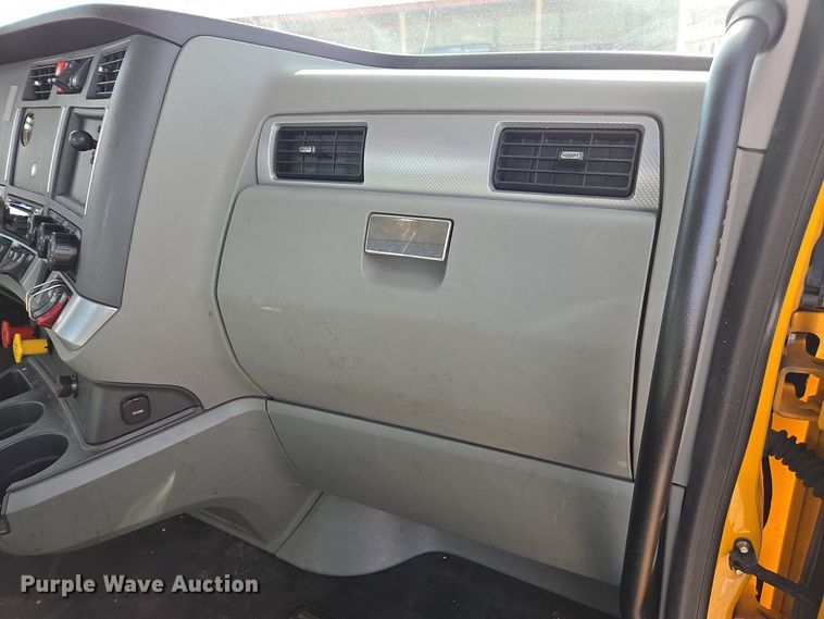 image for item EI4133 2021 Kenworth T680 semi truck