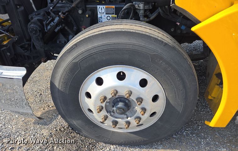 image for item EI4133 2021 Kenworth T680 semi truck