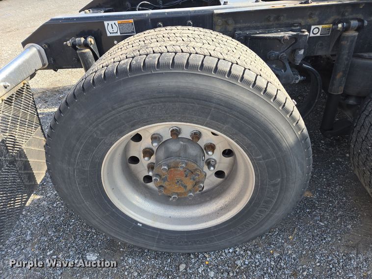 image for item EI4133 2021 Kenworth T680 semi truck