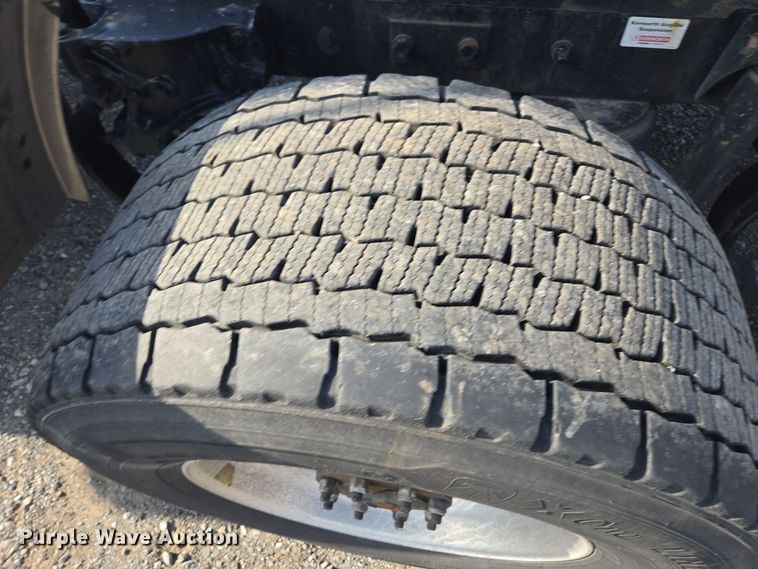 image for item EI4133 2021 Kenworth T680 semi truck