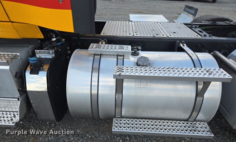 image for item EI4134 2021 International LT625 semi truck