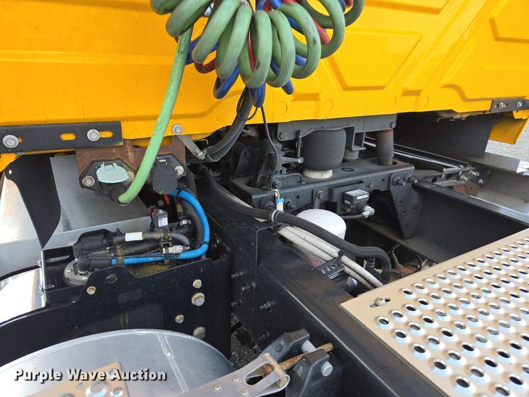 image for item EI4134 2021 International LT625 semi truck