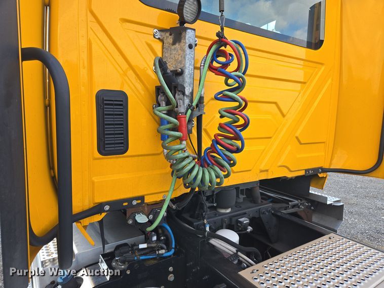 image for item EI4134 2021 International LT625 semi truck